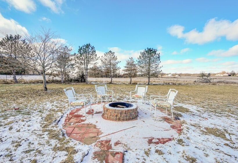 Elegant Pataskala Home W/ Hot Tub & Fire Pit!