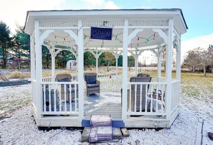 Elegant Pataskala Home W/ Hot Tub & Fire Pit!