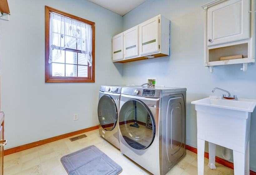 Elegant Pataskala Home W/ Hot Tub & Fire Pit!