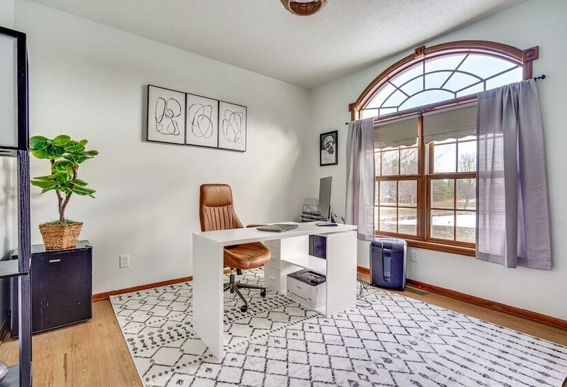 Elegant Pataskala Home W/ Hot Tub & Fire Pit!