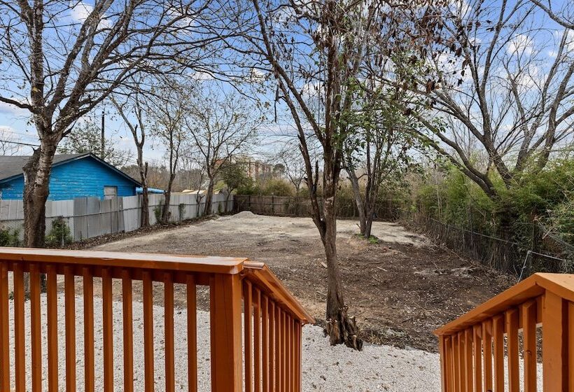 Inviting 4br/2.5ba Downtown Home With Ample Space!