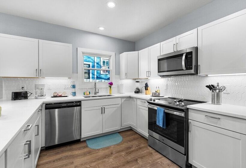Inviting 4br/2.5ba Downtown Home With Ample Space!