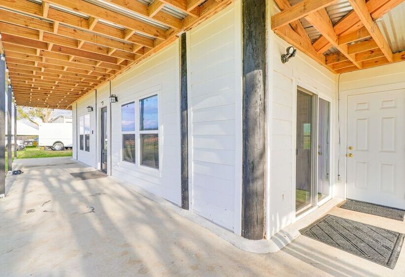 Modern Farmhouse In Del Valle: Rural Setting!