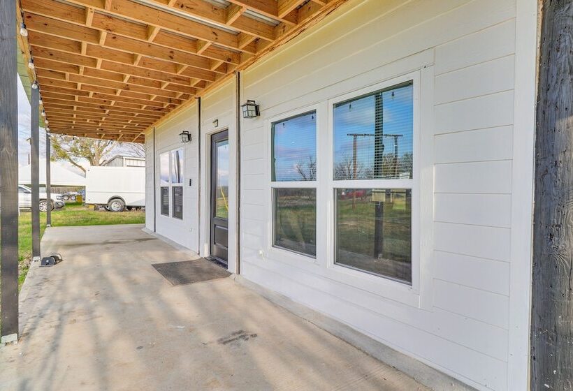 Modern Farmhouse In Del Valle: Rural Setting!