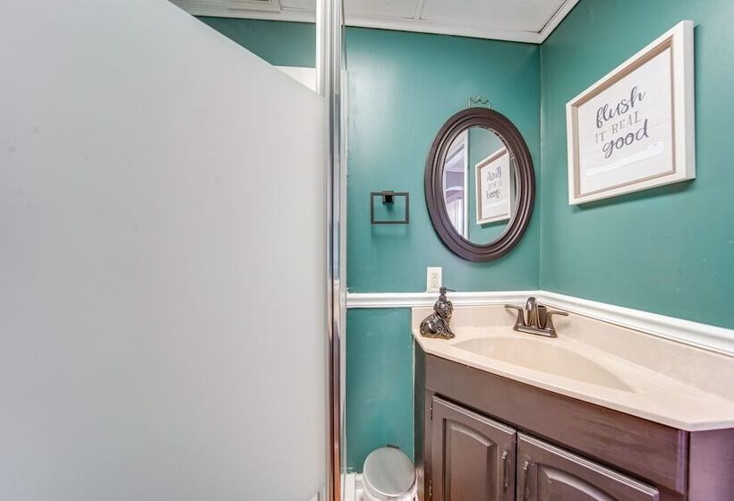 Modern Garfield Heights Home: 13 Mi To Cleveland!