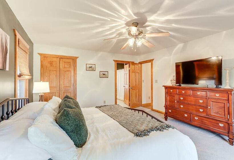 Peaceful Ellijay Cabin: Pool Access & Resort Perks