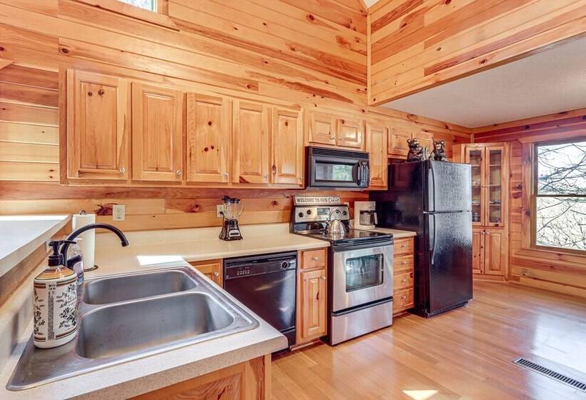 Peaceful Ellijay Cabin: Pool Access & Resort Perks