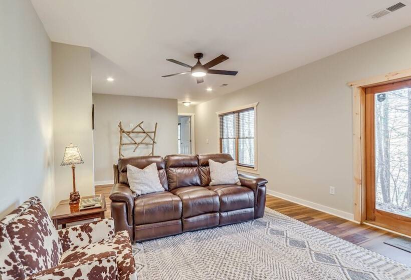 Peaceful Ellijay Cabin: Pool Access & Resort Perks