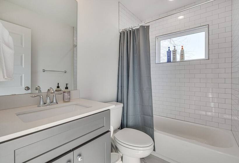 Pet Friendly Brentwood Home ~ 7 Mi To Downtown!
