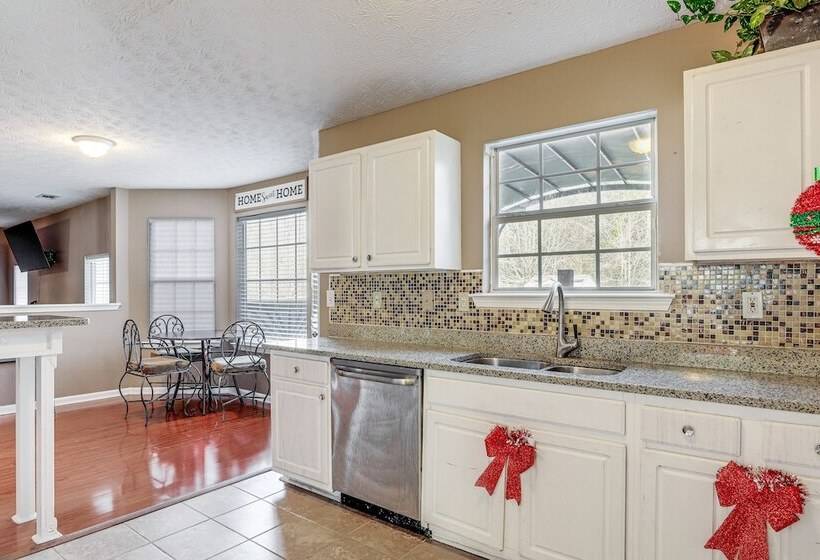 Pet Friendly Georgia Escape W/ Deck, Grill & Yard!