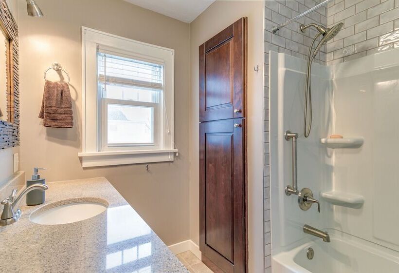 Quaint Howells Retreat   Steps From Main Street!