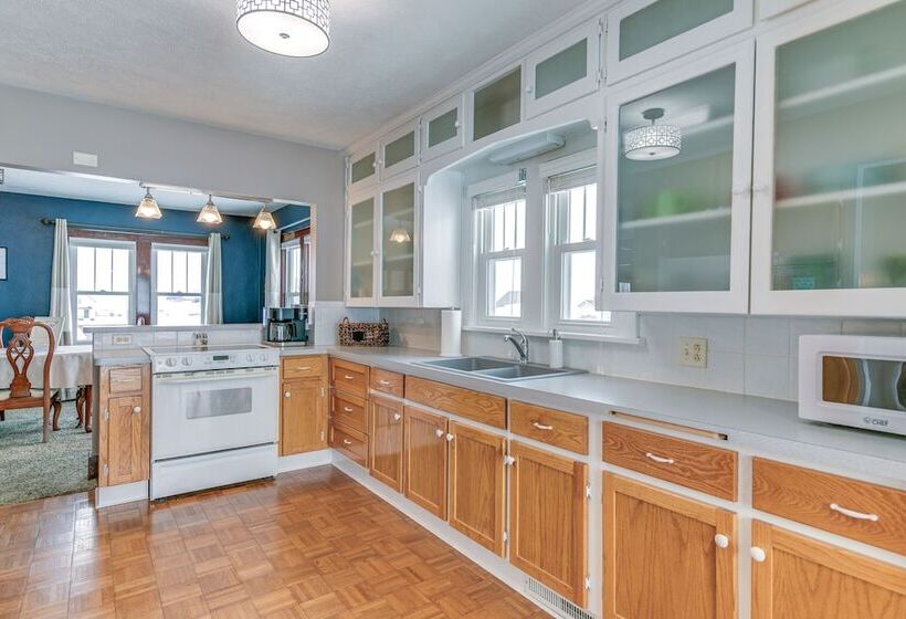 Quaint Howells Retreat   Steps From Main Street!