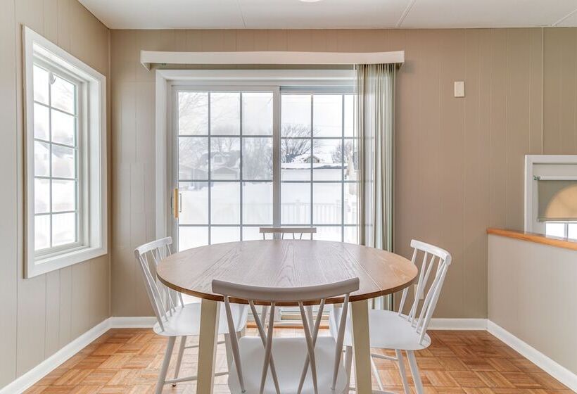 Quaint Howells Retreat   Steps From Main Street!