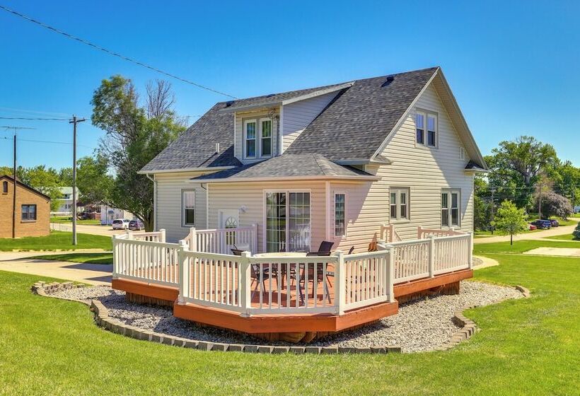 Quaint Howells Retreat   Steps From Main Street!
