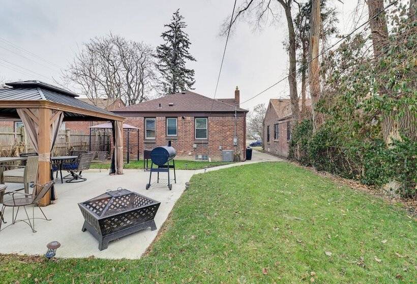 Family Friendly Detroit Home: 12 Mi To Downtown!