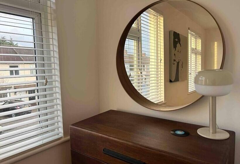 レジデンス Cool 2 Bed House Hornchurch, Arcade Games, Parking