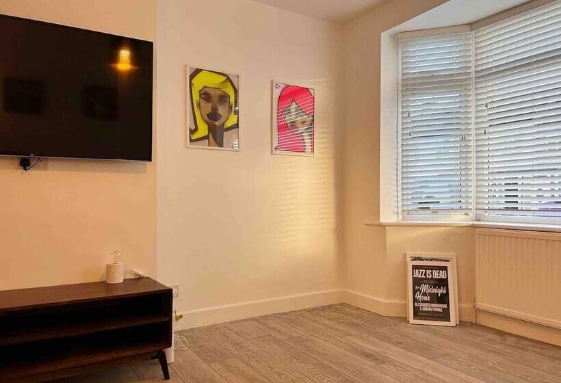 レジデンス Cool 2 Bed House Hornchurch, Arcade Games, Parking