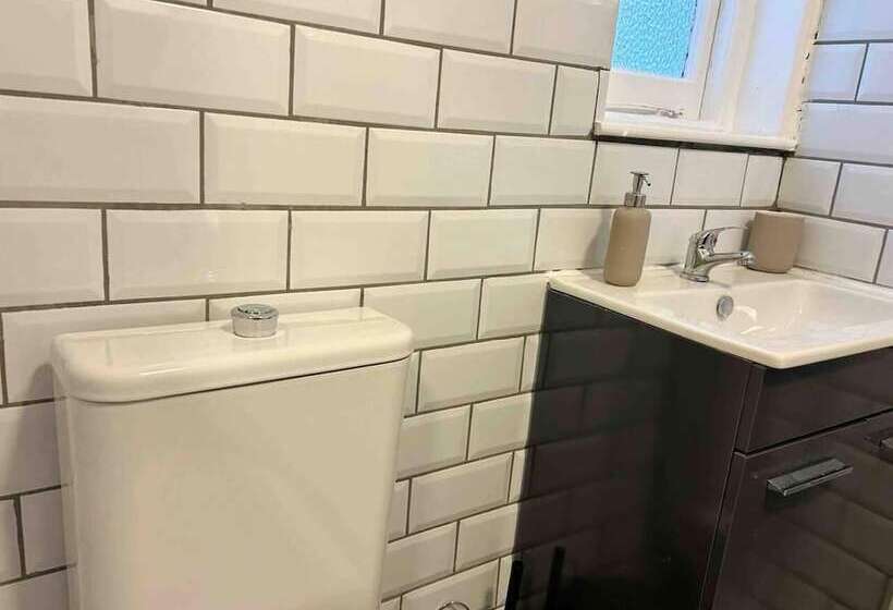 レジデンス Cool 2 Bed House Hornchurch, Arcade Games, Parking