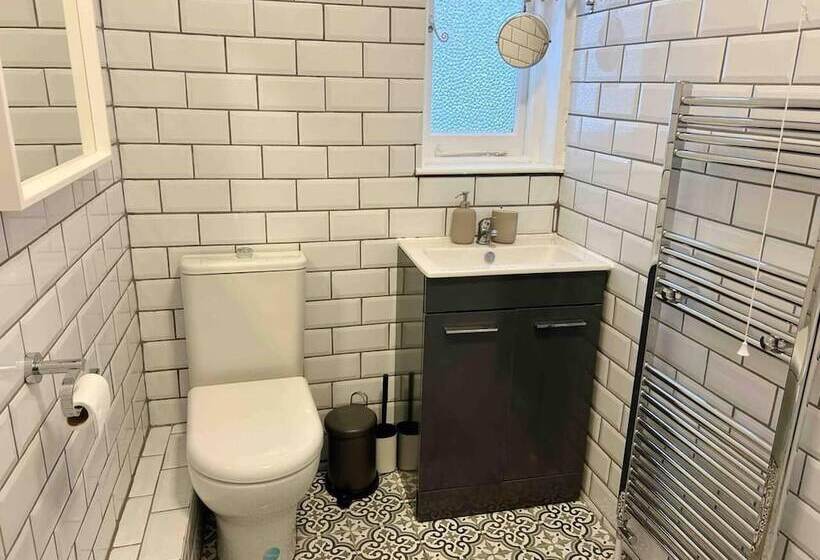 レジデンス Cool 2 Bed House Hornchurch, Arcade Games, Parking