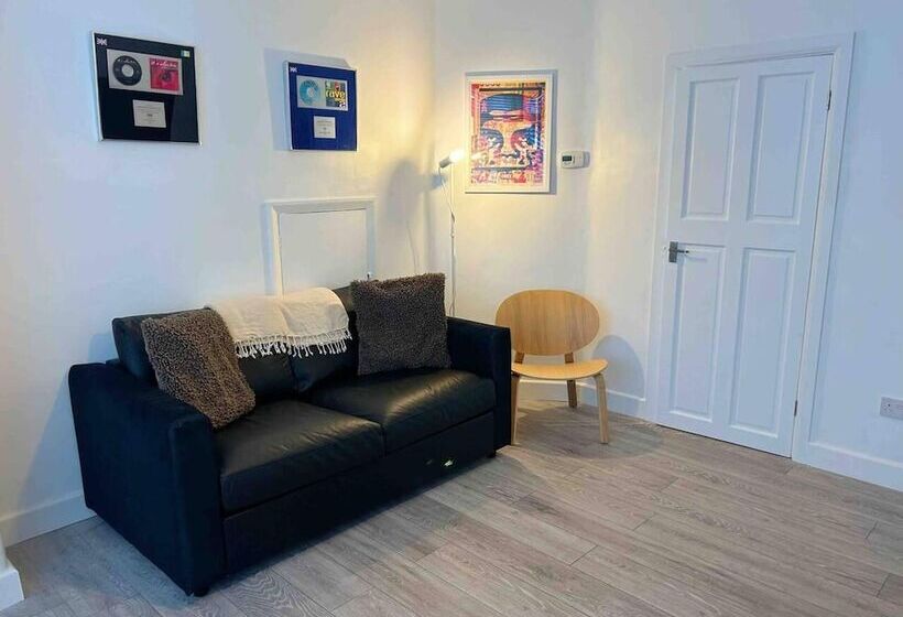 レジデンス Cool 2 Bed House Hornchurch, Arcade Games, Parking