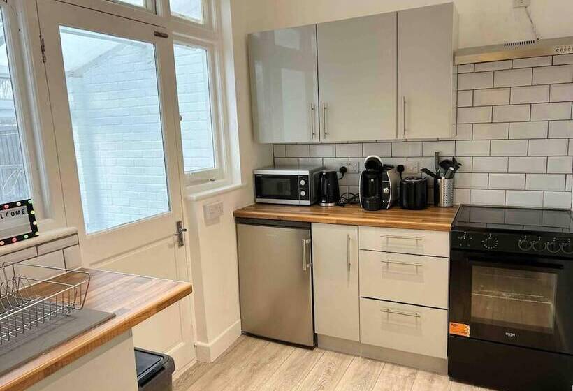 レジデンス Cool 2 Bed House Hornchurch, Arcade Games, Parking