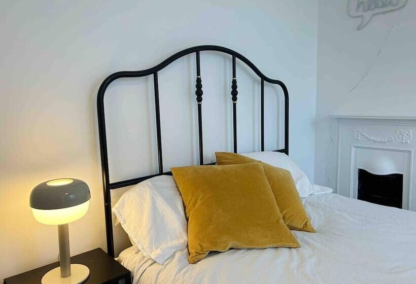 レジデンス Cool 2 Bed House Hornchurch, Arcade Games, Parking