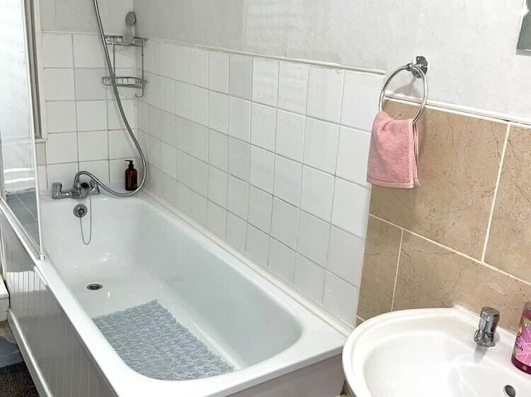 إقامة Impeccable Spacious 6 Bed House In Romford