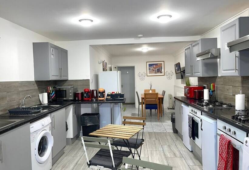 إقامة Impeccable Spacious 6 Bed House In Romford