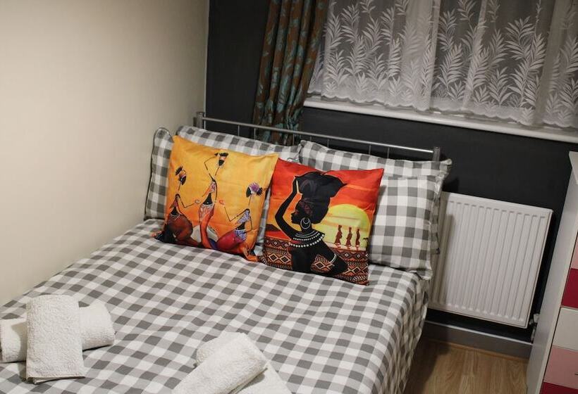 إقامة Impeccable Spacious 6 Bed House In Romford