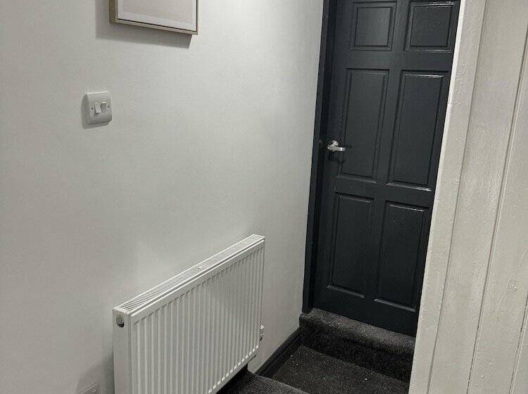 إقامة Stunning 4 Bed House In Leeds Close To Center