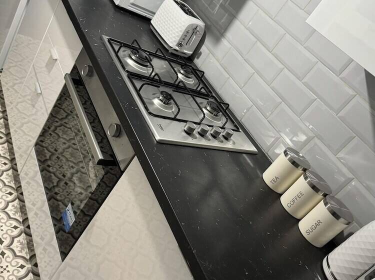 إقامة Stunning 4 Bed House In Leeds Close To Center