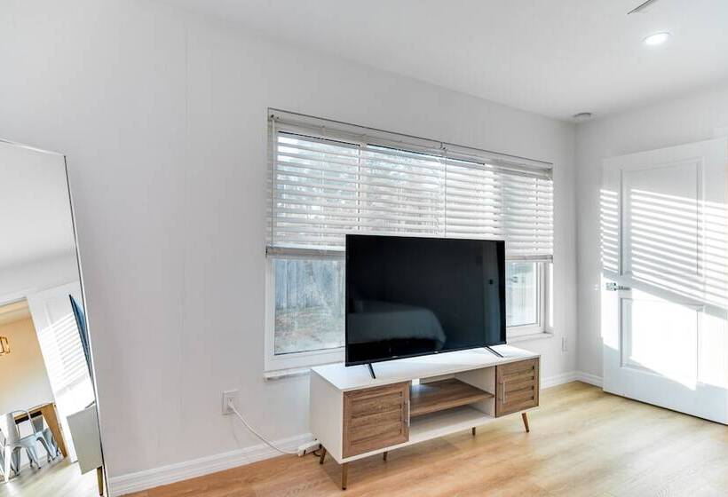 St Petersburg Paradise W/ Private Yard & Hot Tub!