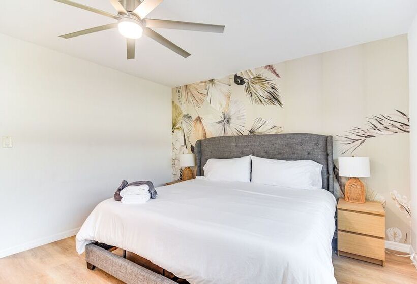 St Petersburg Paradise W/ Private Yard & Hot Tub!