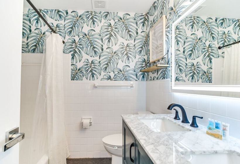 St Petersburg Paradise W/ Private Yard & Hot Tub!