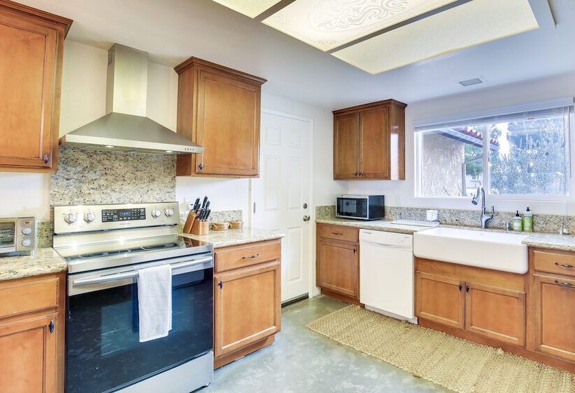 Yucca Valley Escape W/ Backyard & Mountain Views!