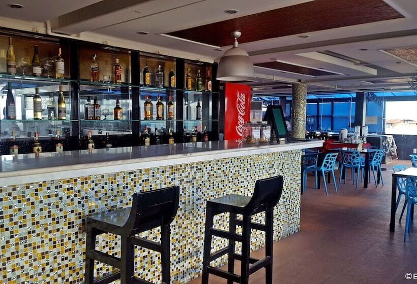 فندق C & L Suites Inn