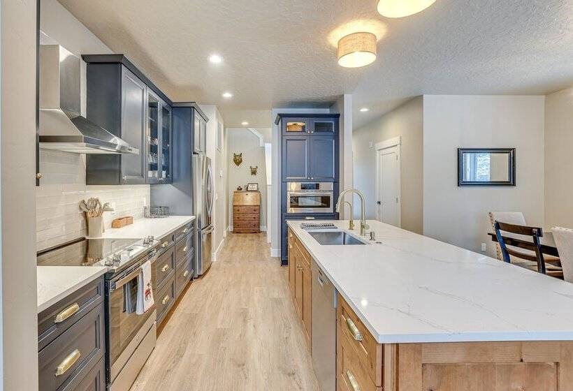 All Season Cabin: Hot Tub & Sauna In Donnelly