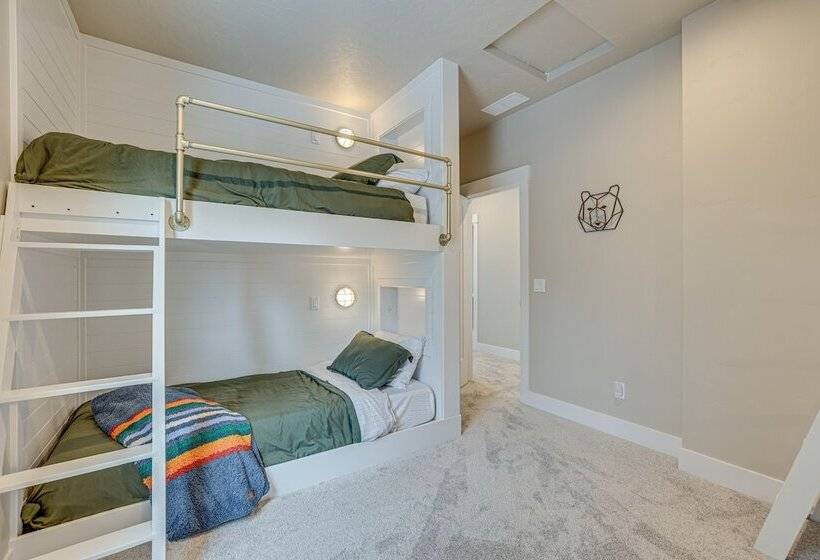 All Season Cabin: Hot Tub & Sauna In Donnelly