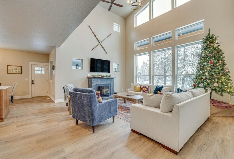 All Season Cabin: Hot Tub & Sauna In Donnelly