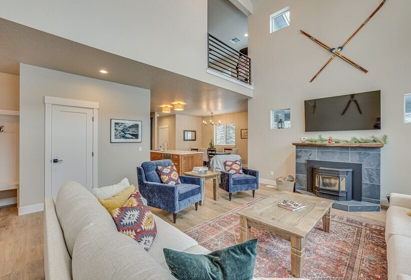 All Season Cabin: Hot Tub & Sauna In Donnelly