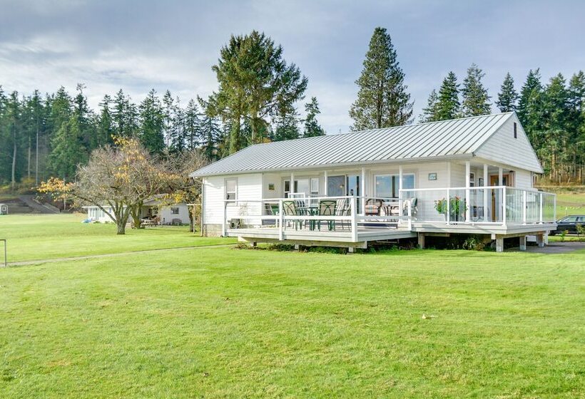 Bayfront Port Hadlock Retreat W/ Grill & Deck!