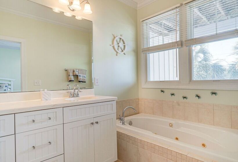 Breezy Kure Beach Home   Walk To Pier & Ocean!