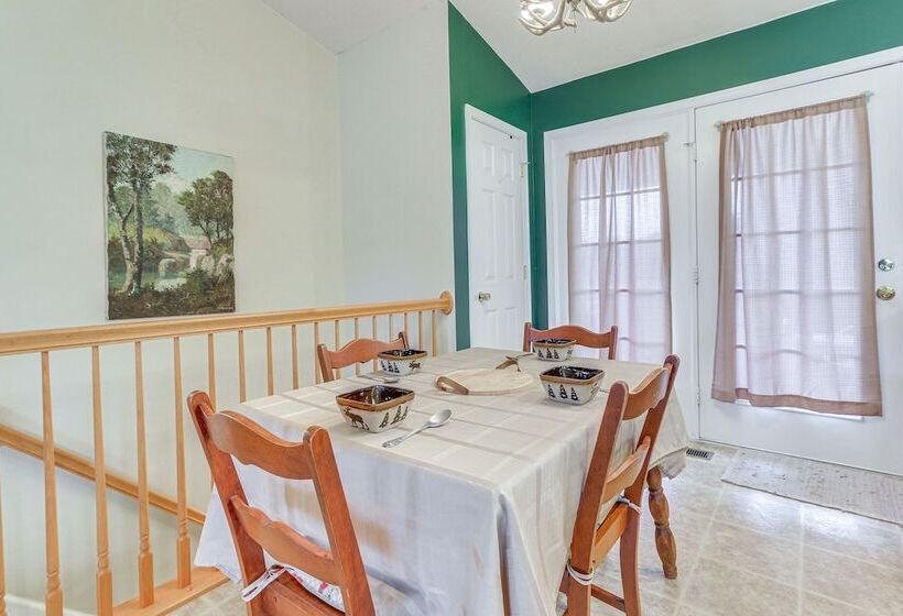 Charming Shenandoah Retreat W/ Deck & Grill!