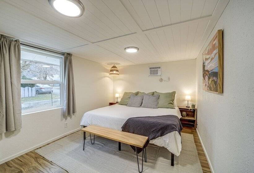 Cozy Grand Coulee Home W/ Deck & Views!