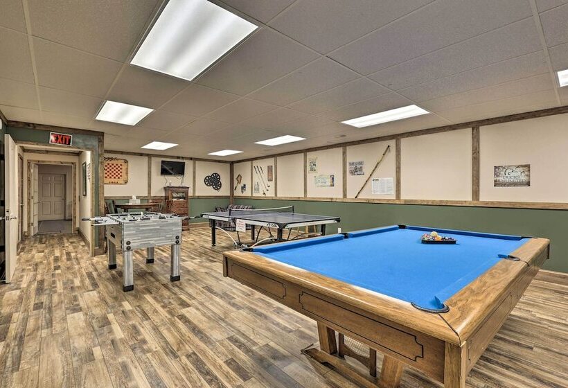 Deep Gap Cabin W/ 2 Decks & Community Amenities!