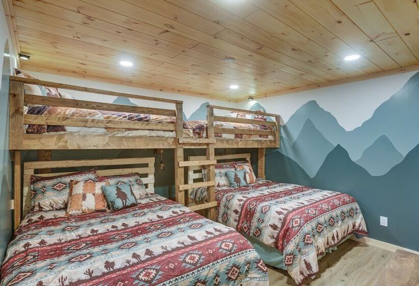 Deep Gap Cabin W/ 2 Decks & Community Amenities!