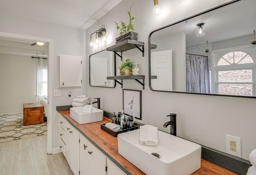 Dog Friendly Home Near Carters Lake W/ Amenities