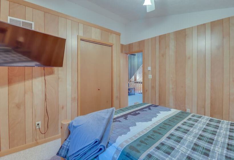 Family Friendly Pocono Lake Cabin W/ Fire Pit!