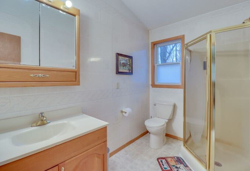 Family Friendly Pocono Lake Cabin W/ Fire Pit!