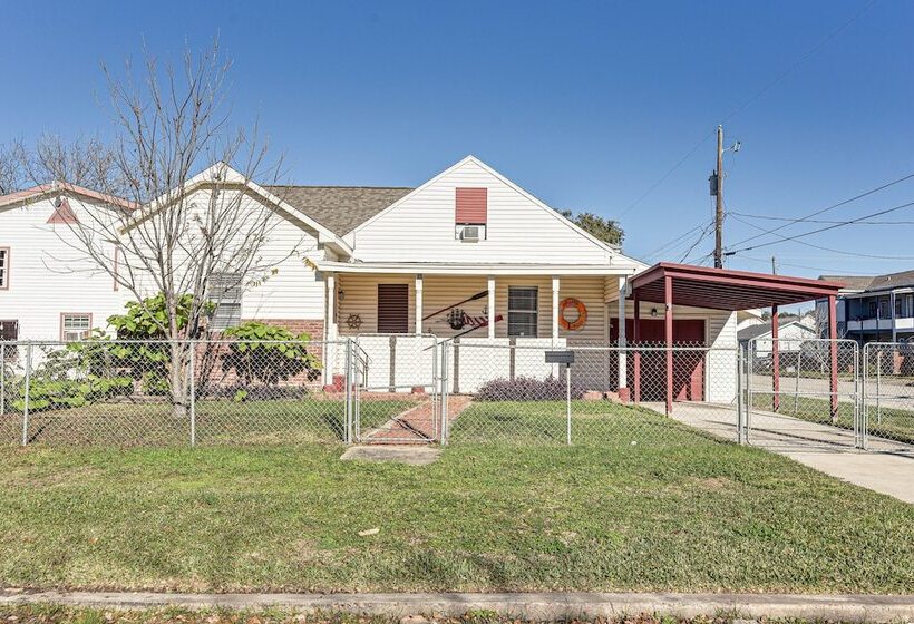 Galveston Vacation Rental: 2 Mi To Pleasure Pier!